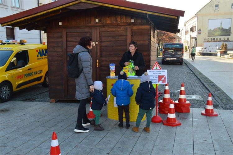 Slika /2022/Provedena akcija Pješaci i vozači bicikla oprez 25112022/17.jpg